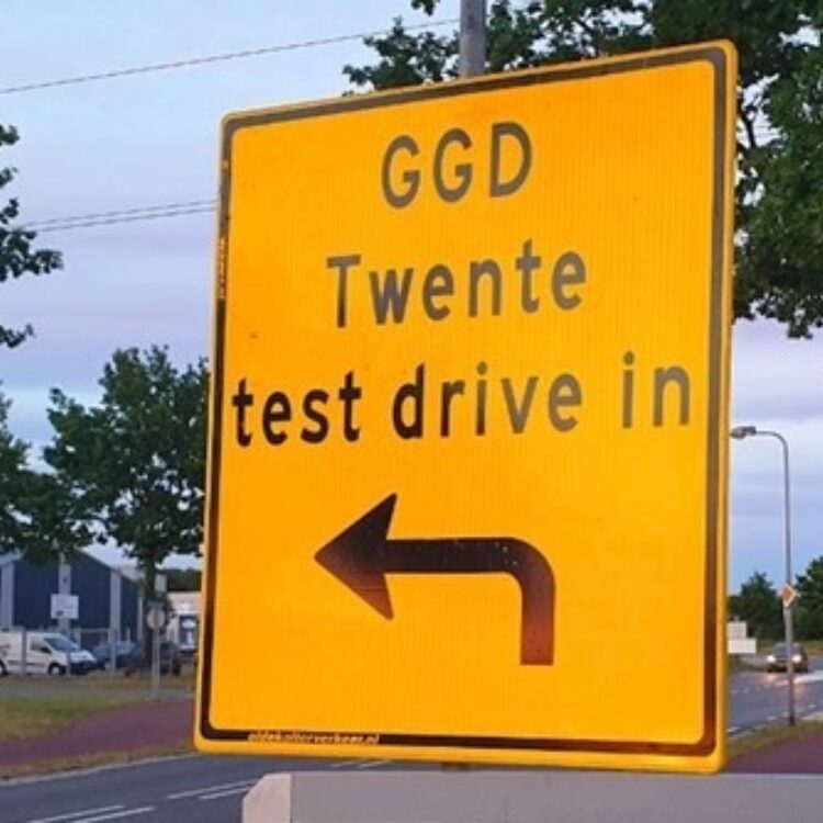 Elf mensen melden zich voor coronatest bij GGD Twente Foto Dennis Bakker
